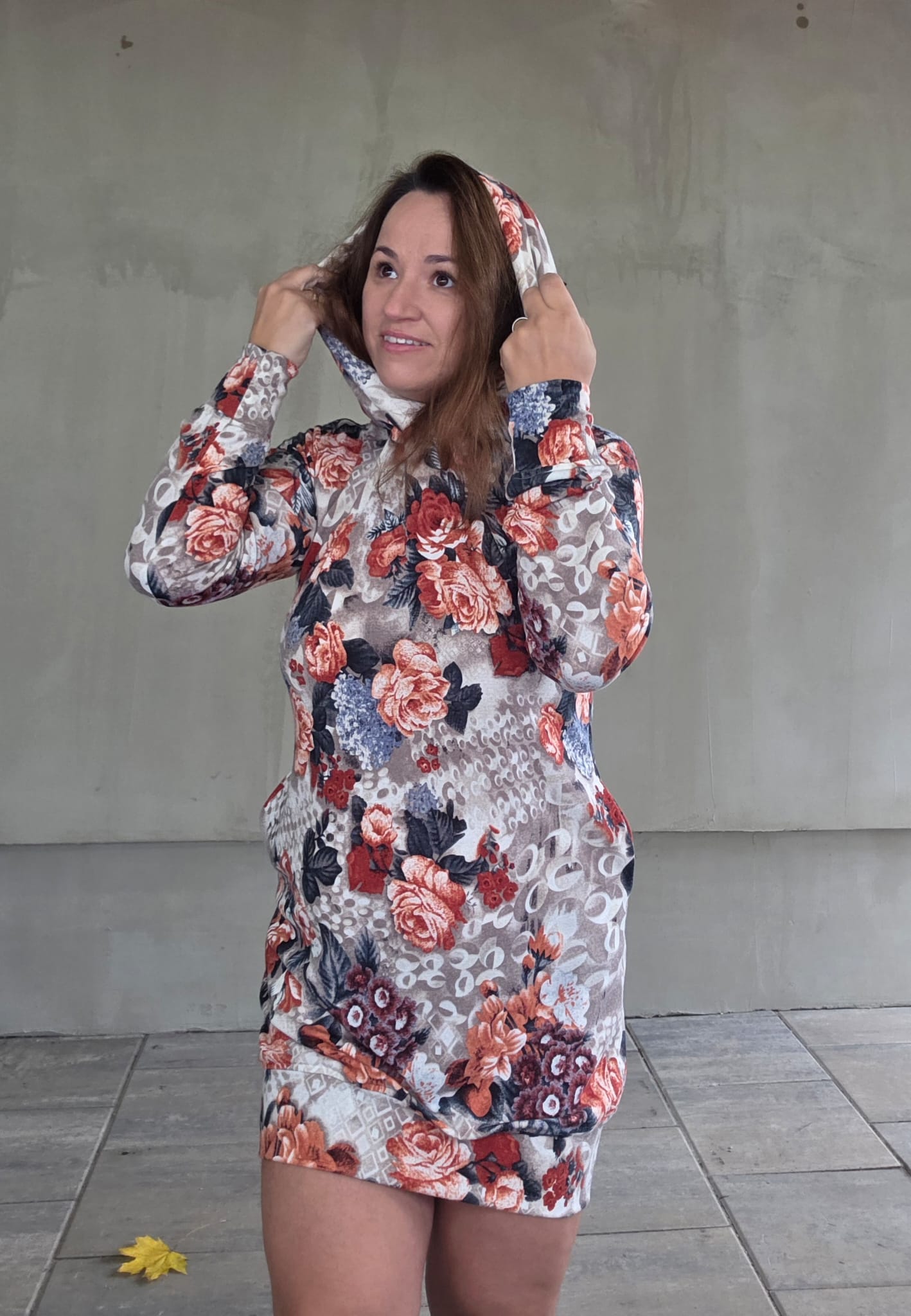 Dámské úpletové šaty s kapucí a kapsami z jemné svetroviny. Lehký, měkký úplet ze 100% polyesteru je ideální pro každodenní nošení.