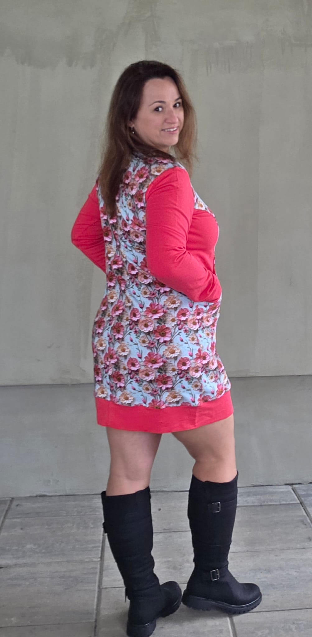 Dámské šaty s kapsami z měkké bavlněné teplákoviny. Materiál 95 % bavlna a 5 % lycra. Pohodlné a stylové šaty na každý den.