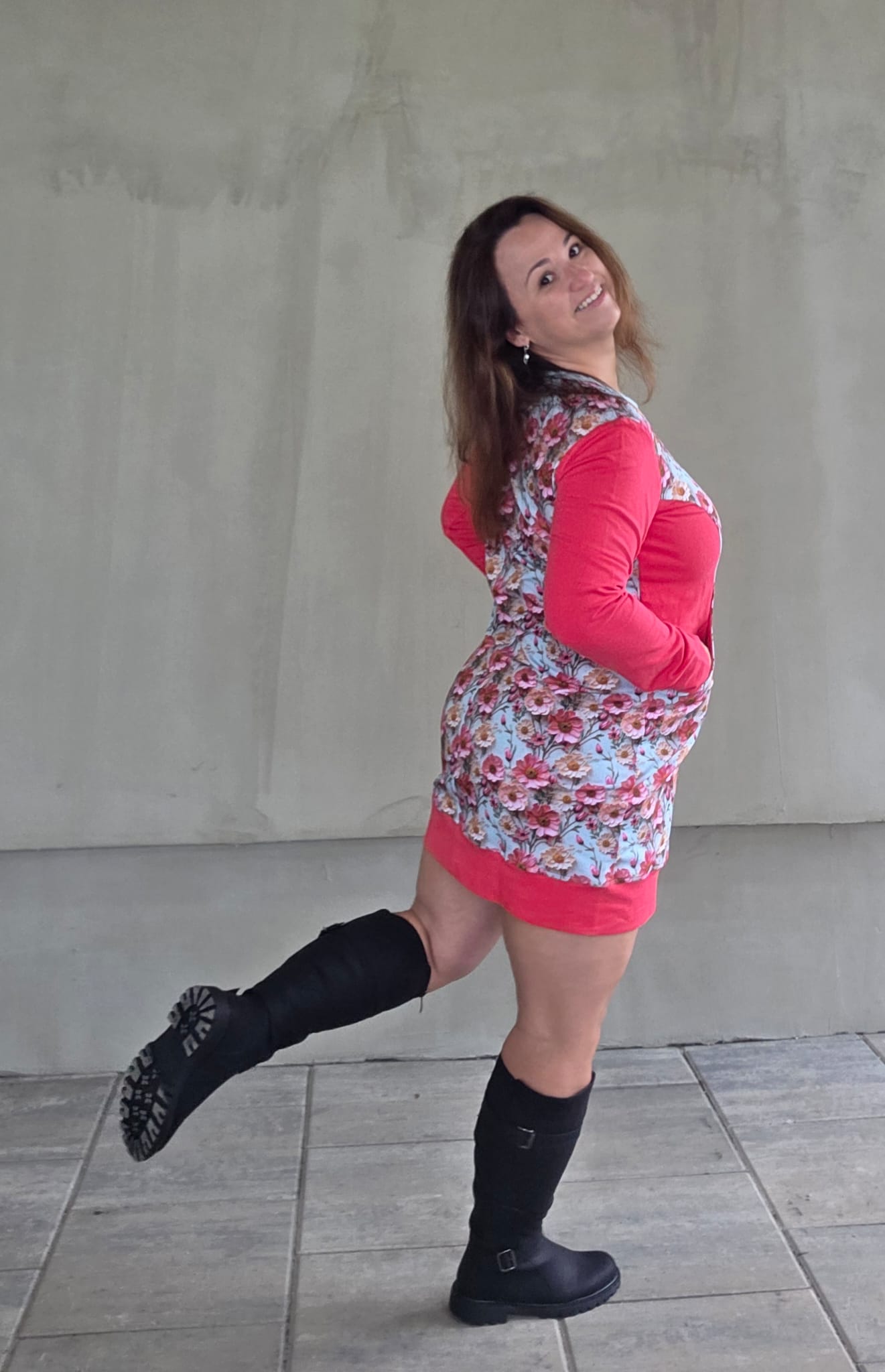 Dámské šaty s kapsami z měkké bavlněné teplákoviny. Materiál 95 % bavlna a 5 % lycra. Pohodlné a stylové šaty na každý den.