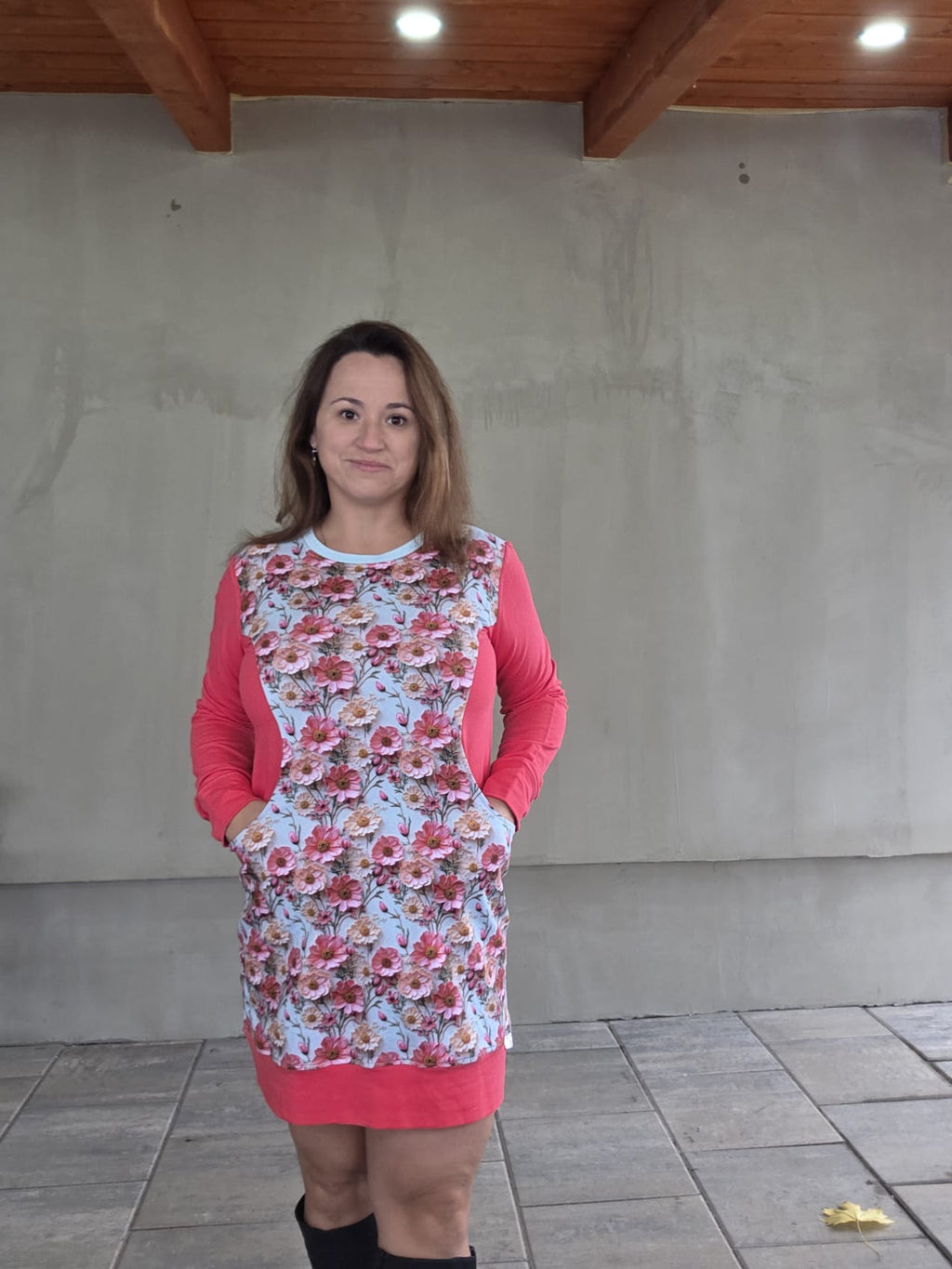 Dámské šaty s kapsami z měkké bavlněné teplákoviny. Materiál 95 % bavlna a 5 % lycra. Pohodlné a stylové šaty na každý den.