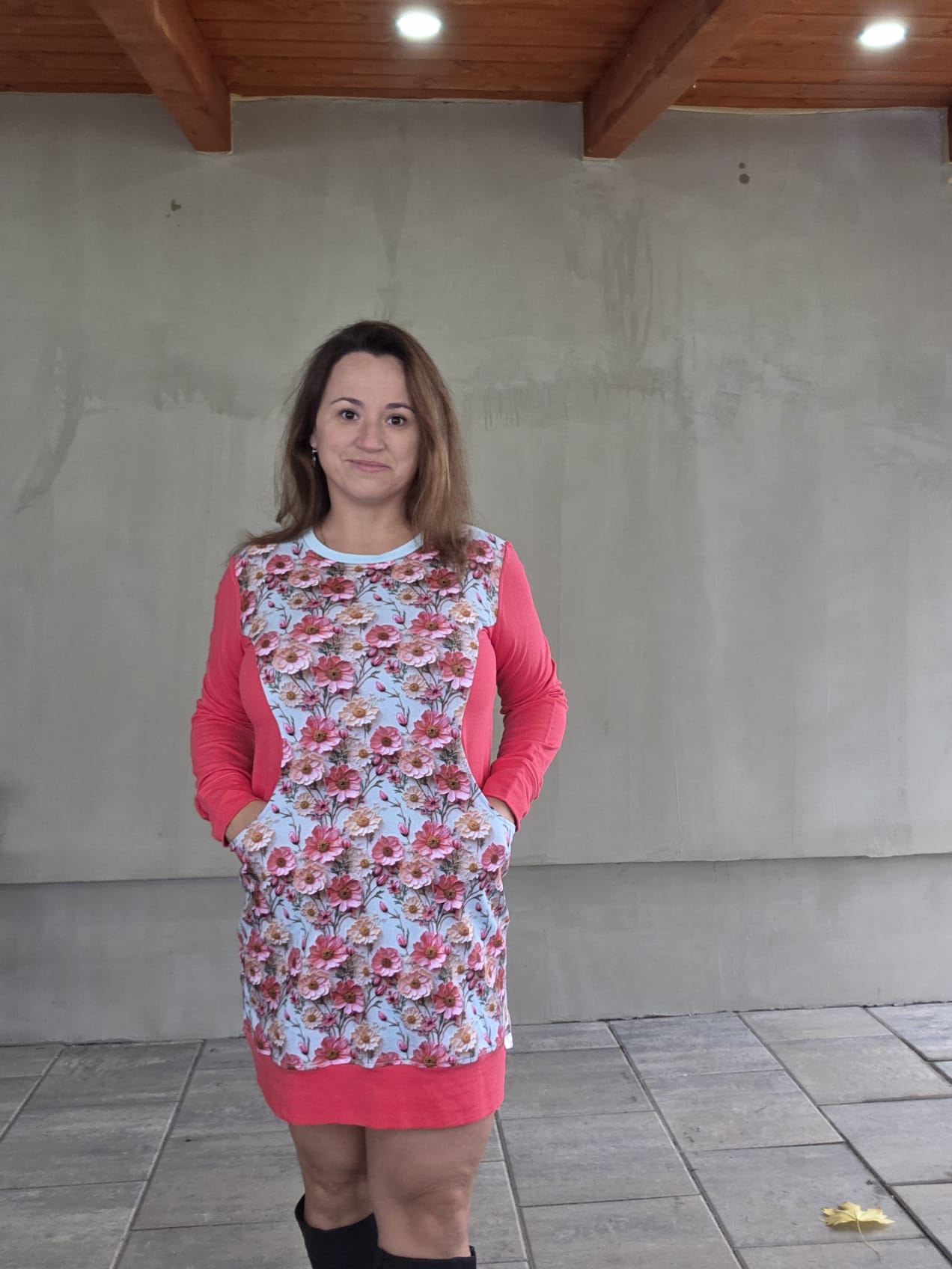 Dámské šaty s kapsami z měkké bavlněné teplákoviny. Materiál 95 % bavlna a 5 % lycra. Pohodlné a stylové šaty na každý den.