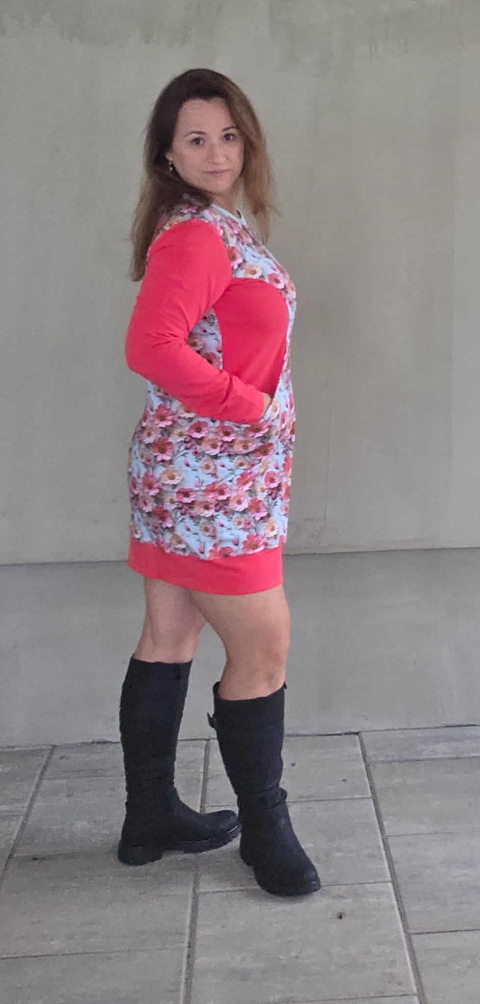 Dámské šaty s kapsami z měkké bavlněné teplákoviny. Materiál 95 % bavlna a 5 % lycra. Pohodlné a stylové šaty na každý den.