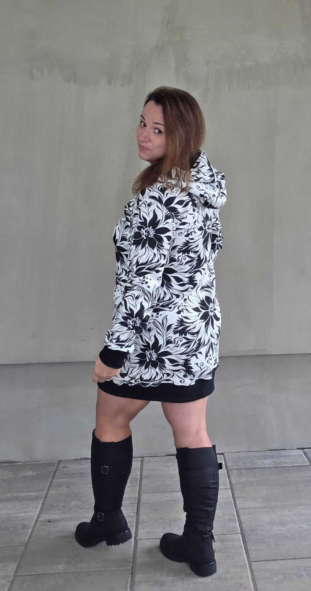 Bílo-černé dámské mikinošaty s kapucí a květinovým vzorem. Elegantní, pohodlné a ručně šité z pevné setroviny. Originál od Ivastyl.