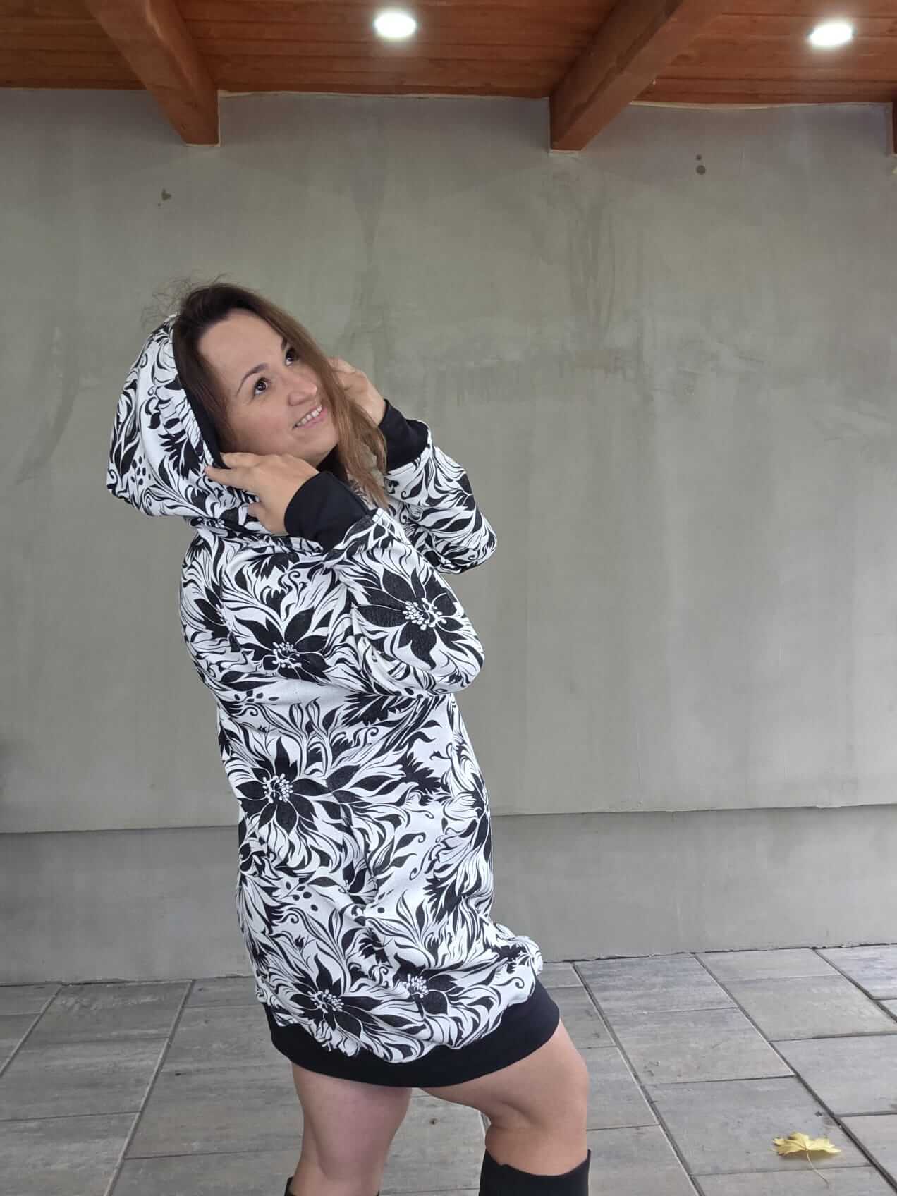 Bílo-černé dámské mikinošaty s kapucí a květinovým vzorem. Elegantní, pohodlné a ručně šité z pevné setroviny. Originál od Ivastyl.