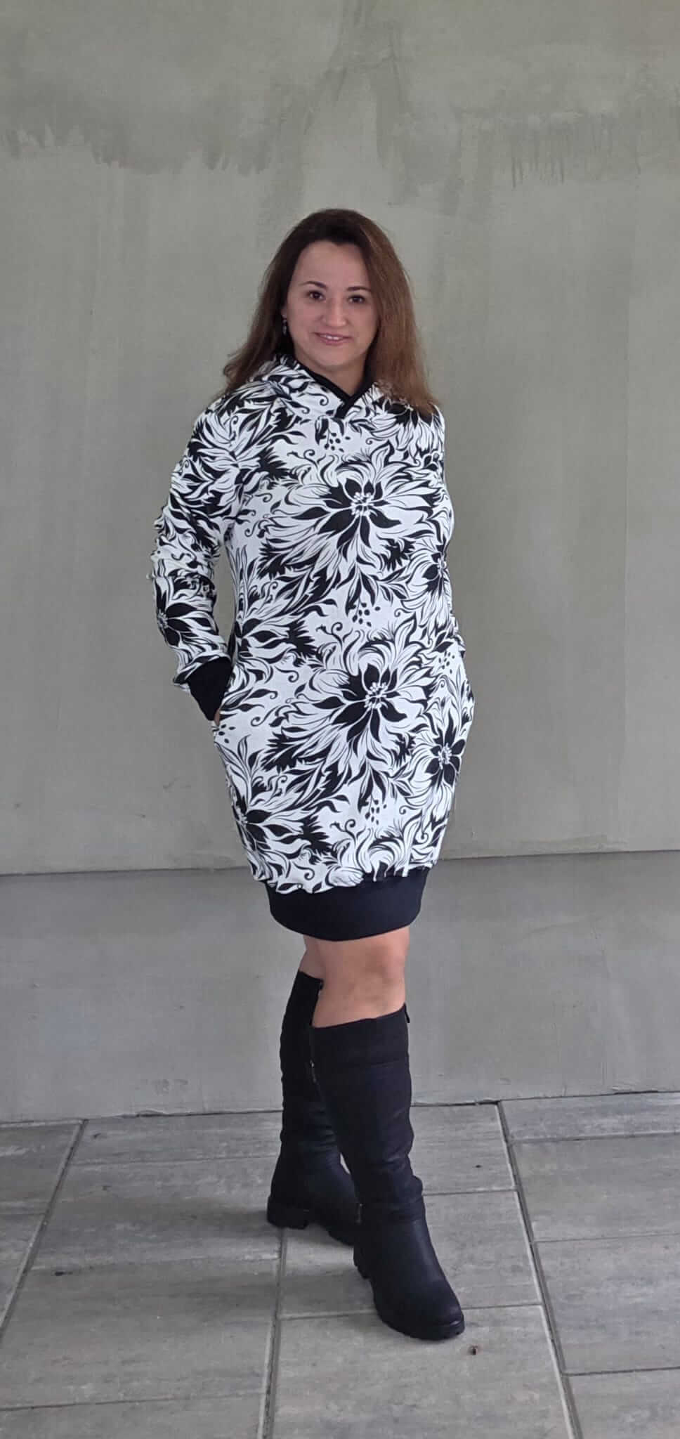 Bílo-černé dámské mikinošaty s kapucí a květinovým vzorem. Elegantní, pohodlné a ručně šité z pevné setroviny. Originál od Ivastyl.