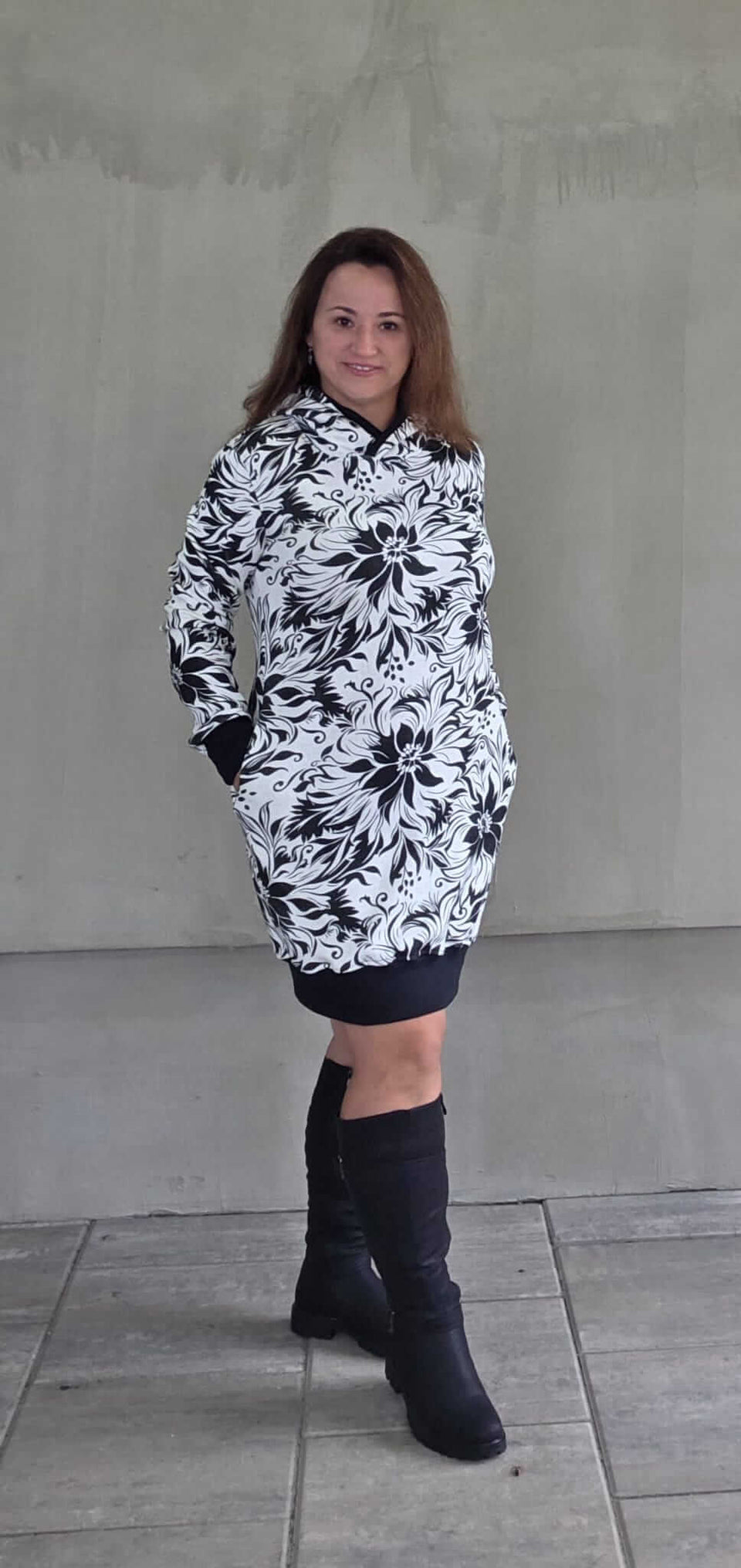 Bílo-černé dámské mikinošaty s kapucí a květinovým vzorem. Elegantní, pohodlné a ručně šité z pevné setroviny. Originál od Ivastyl.
