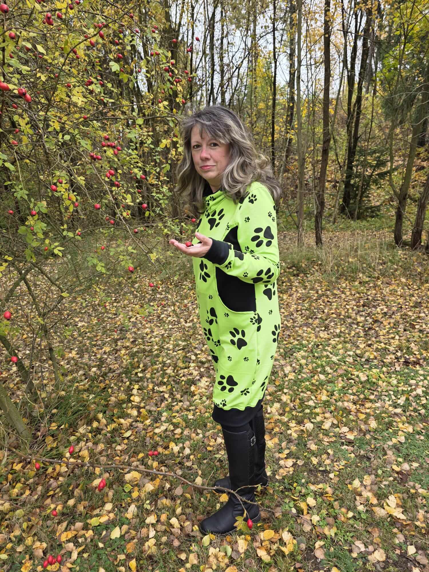 Originální zelené dámské mikinošaty s kapucí a potiskem tlapek. Ručně šité z teplákoviny s lycrou. Pohodlí, styl a kvalita od Ivastyl.