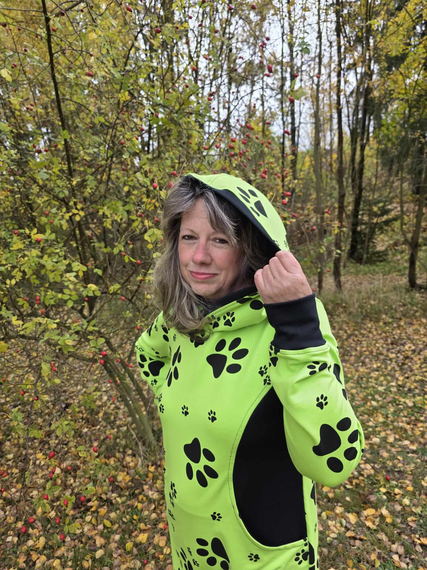 Originální zelené dámské mikinošaty s kapucí a potiskem tlapek. Ručně šité z teplákoviny s lycrou. Pohodlí, styl a kvalita od Ivastyl.