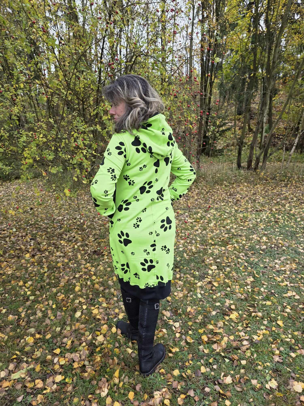 Originální zelené dámské mikinošaty s kapucí a potiskem tlapek. Ručně šité z teplákoviny s lycrou. Pohodlí, styl a kvalita od Ivastyl.
