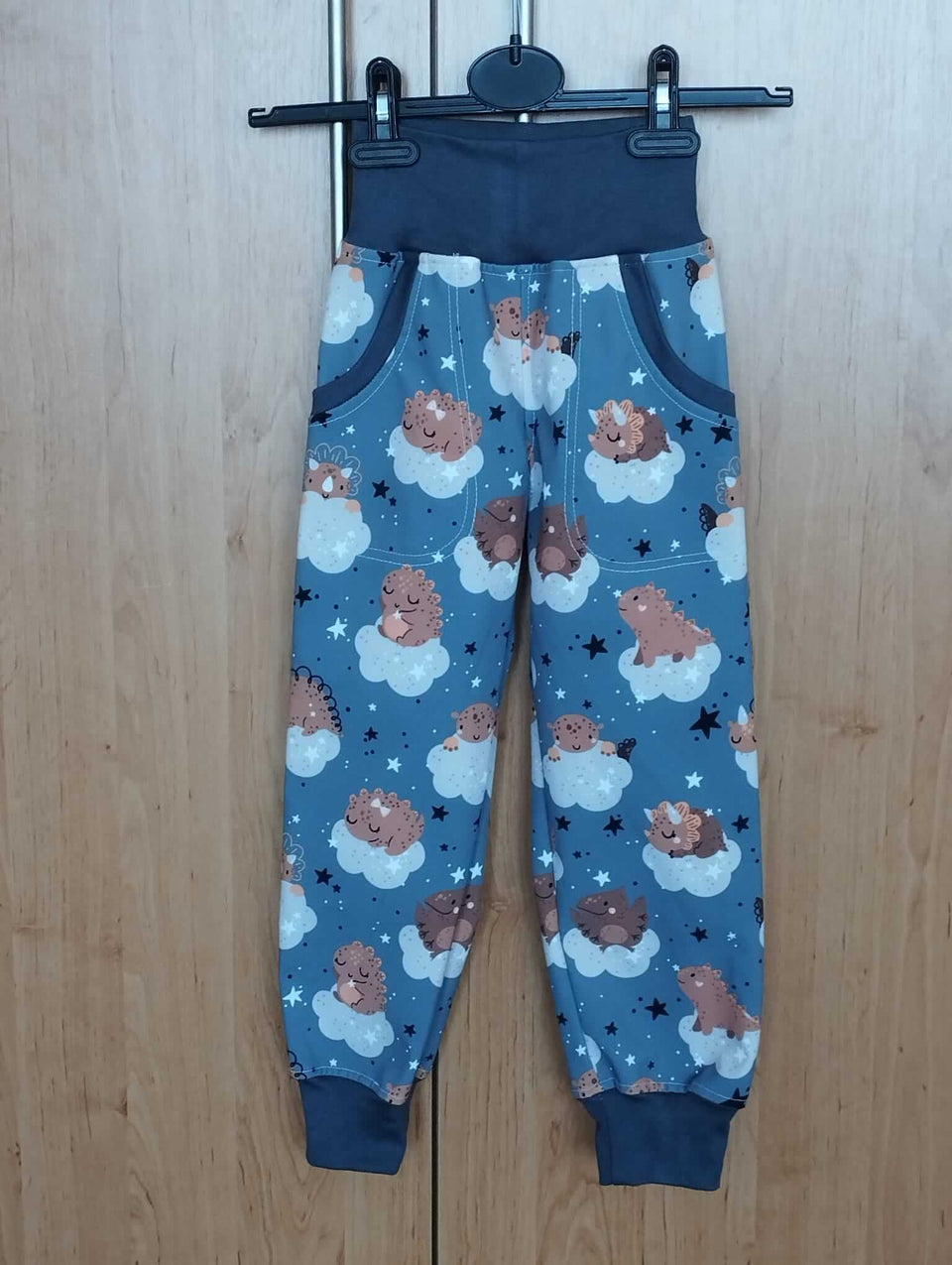 Dětské softshellové kalhoty s náplety jsou ideální na ven. Odolný, větruodolný a prodyšný materiál zajistí pohodlí v každém počasí.