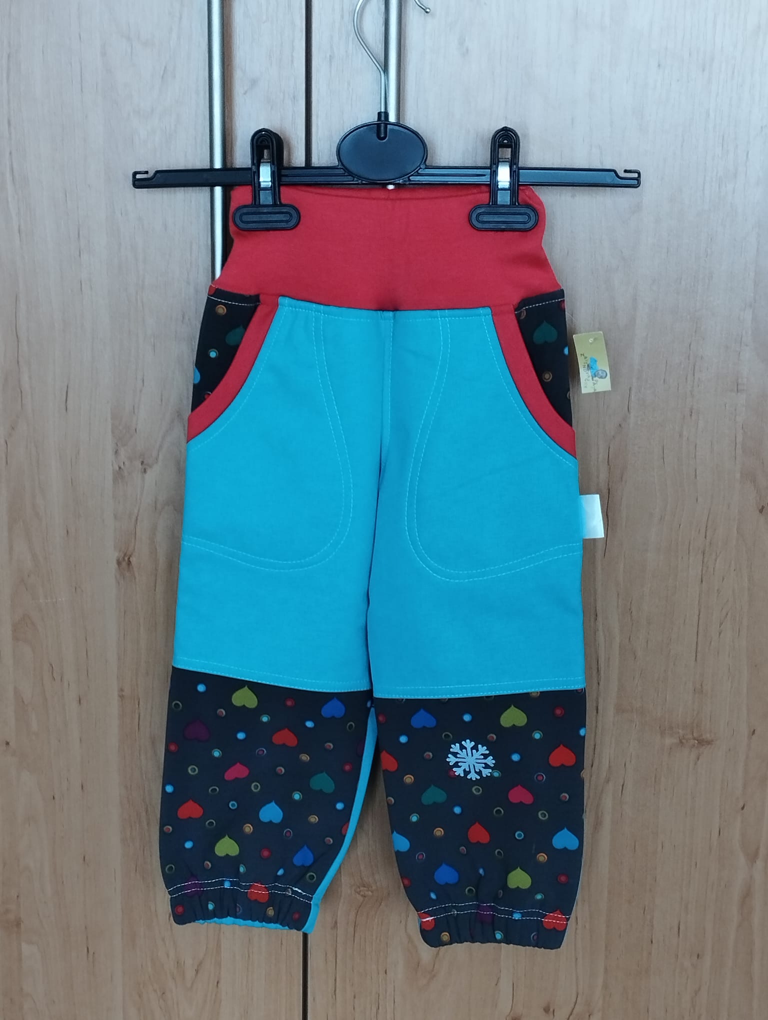 Dětské softshellové kalhoty s náplety jsou ideální na ven. Odolný, větruodolný a prodyšný materiál zajistí pohodlí v každém počasí.