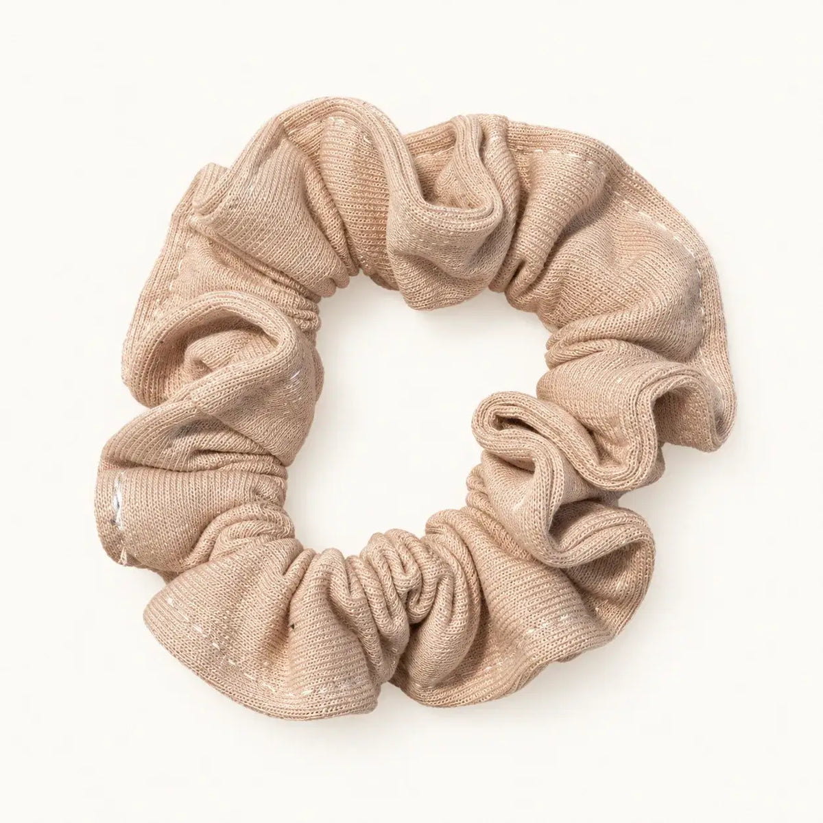 Objevte Sada 3 gumiček scrunchie v béžové, květované a bílé variantě. Ideální pro stylizaci a každodenní nošení. Všechny tři gumičky v setu.