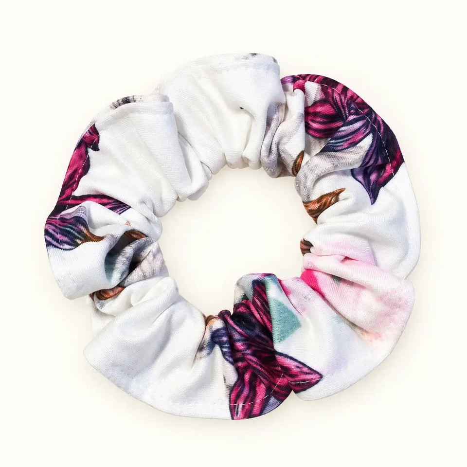 Objevte Sada 3 gumiček scrunchie v béžové, květované a bílé variantě. Ideální pro stylizaci a každodenní nošení. Všechny tři gumičky v setu.