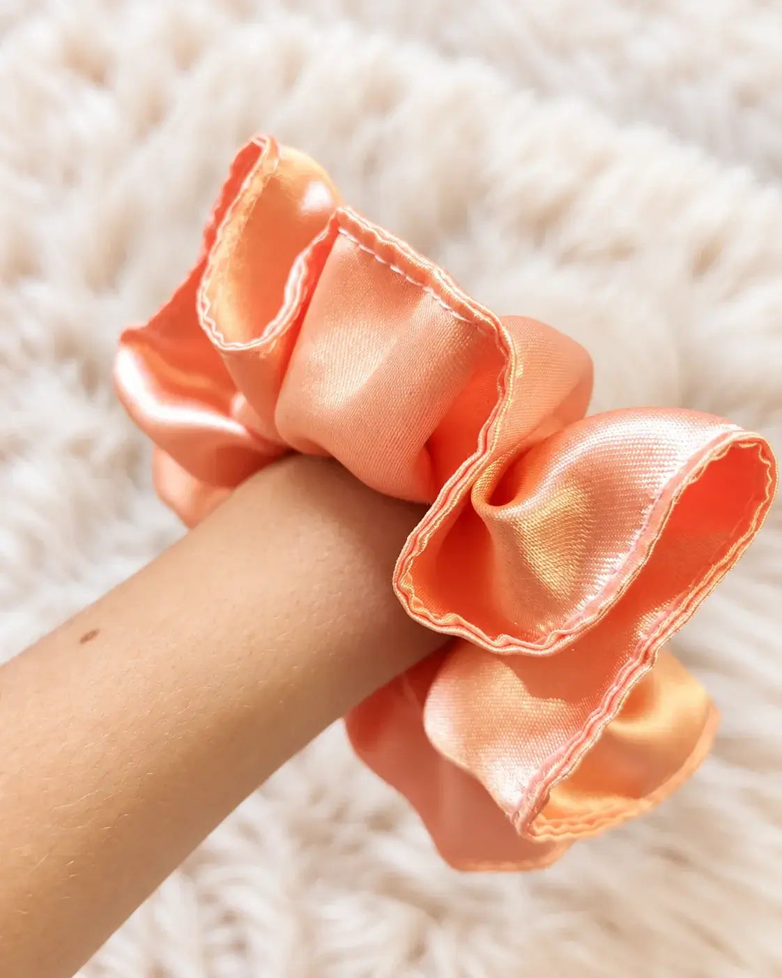 Saténová gumička scrunchie – broskvová