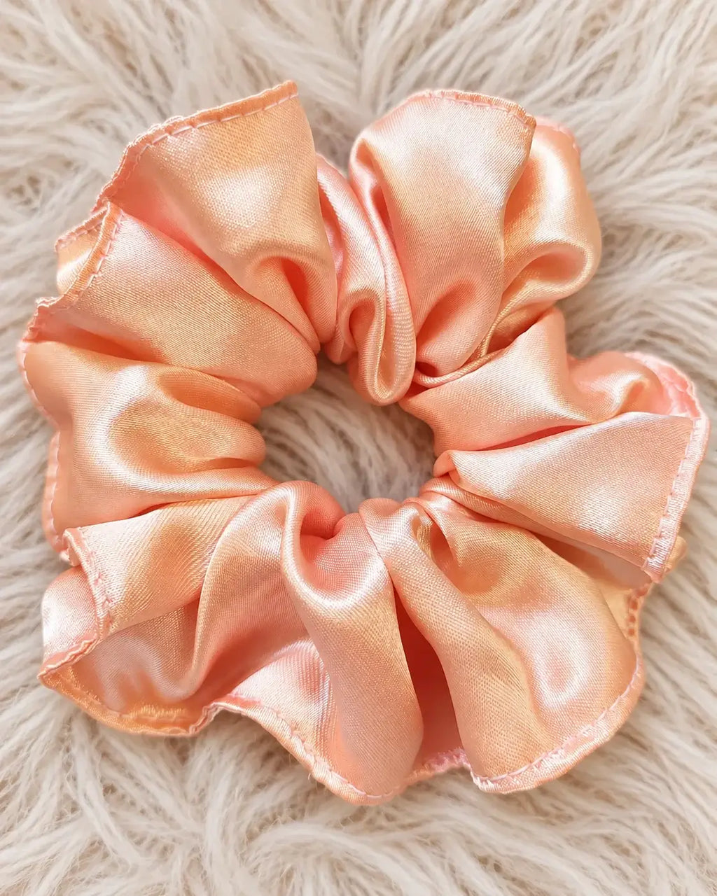 Saténová gumička scrunchie – broskvová