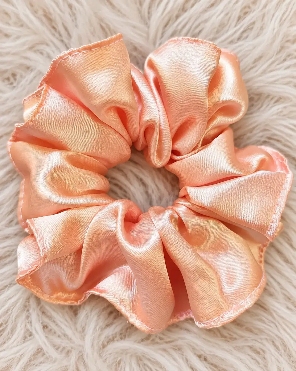 Saténová gumička scrunchie – broskvová