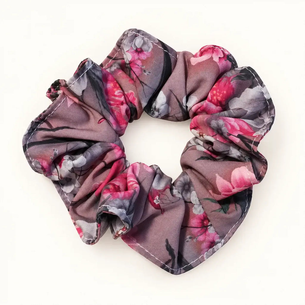 Objevte Sada 3 gumiček scrunchie v béžové, květované a bílé variantě. Ideální pro stylizaci a každodenní nošení. Všechny tři gumičky v setu.