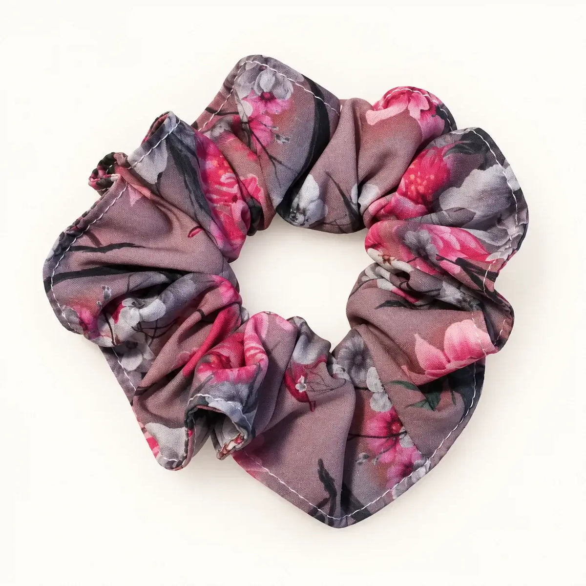 Objevte Sada 3 gumiček scrunchie v béžové, květované a bílé variantě. Ideální pro stylizaci a každodenní nošení. Všechny tři gumičky v setu.