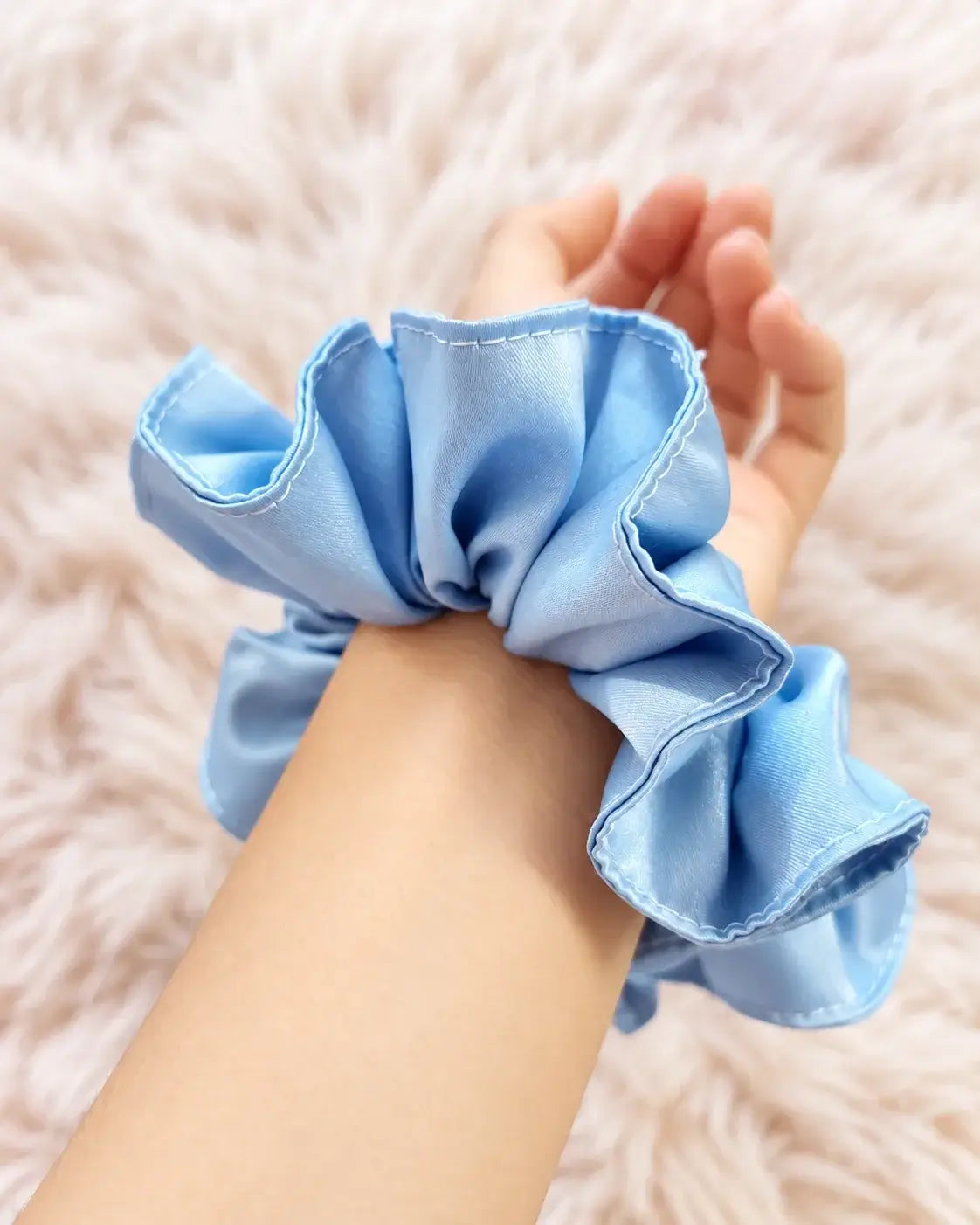 Saténová gumička scrunchie – světle modrá
