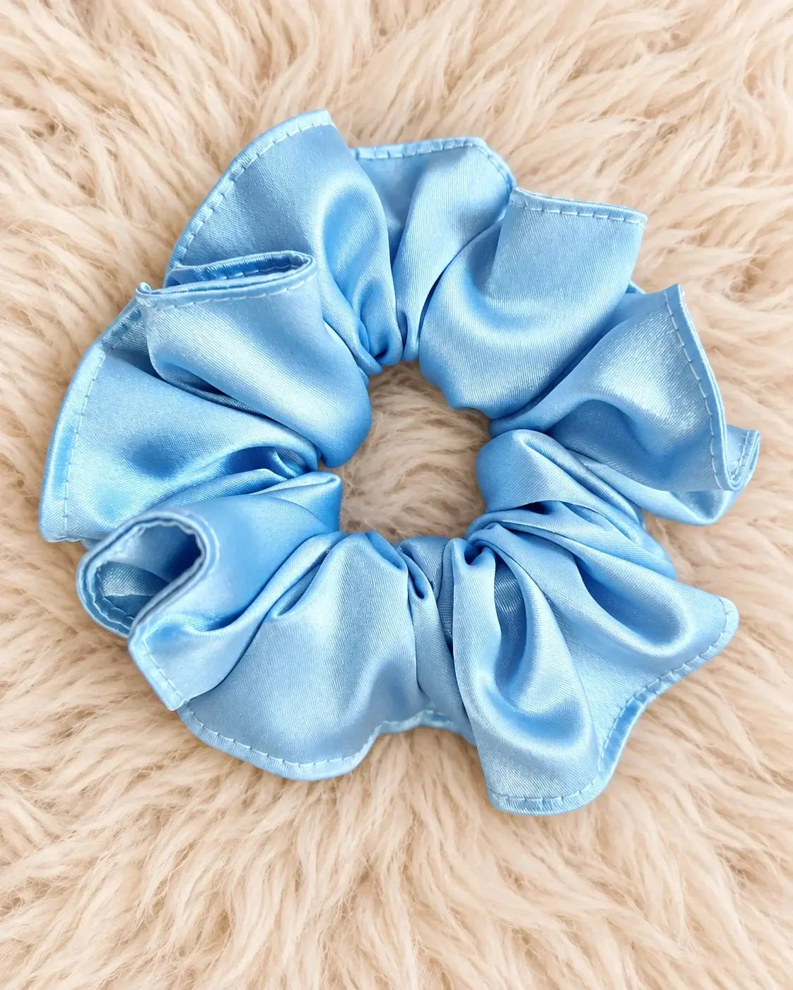 Saténová gumička scrunchie – světle modrá