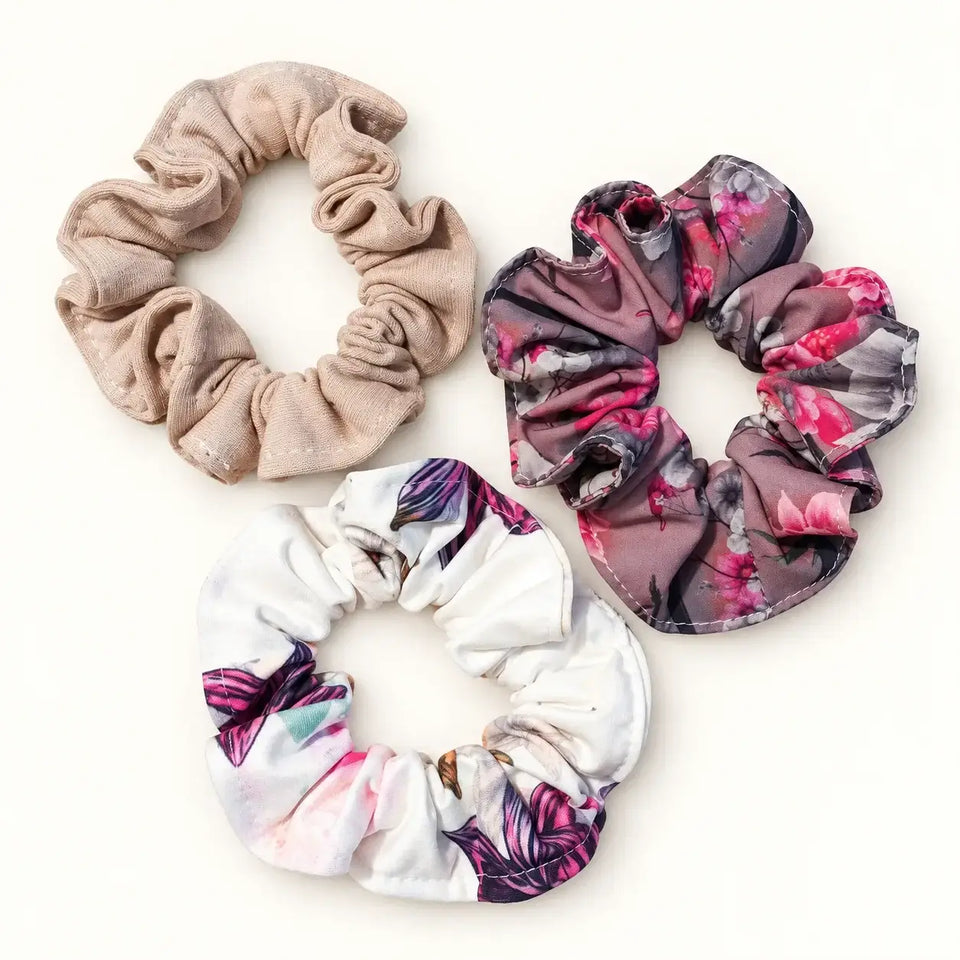 Objevte Sada 3 gumiček scrunchie v béžové, květované a bílé variantě. Ideální pro stylizaci a každodenní nošení. Všechny tři gumičky v setu.