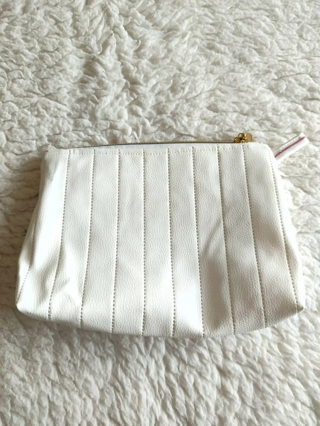 Elegantní Bílá kosmetická taštička z koženky s prošíváním je perfektní pro vaše kosmetické potřeby a osobní drobnosti. Zamilujte se do její jemné elegance!