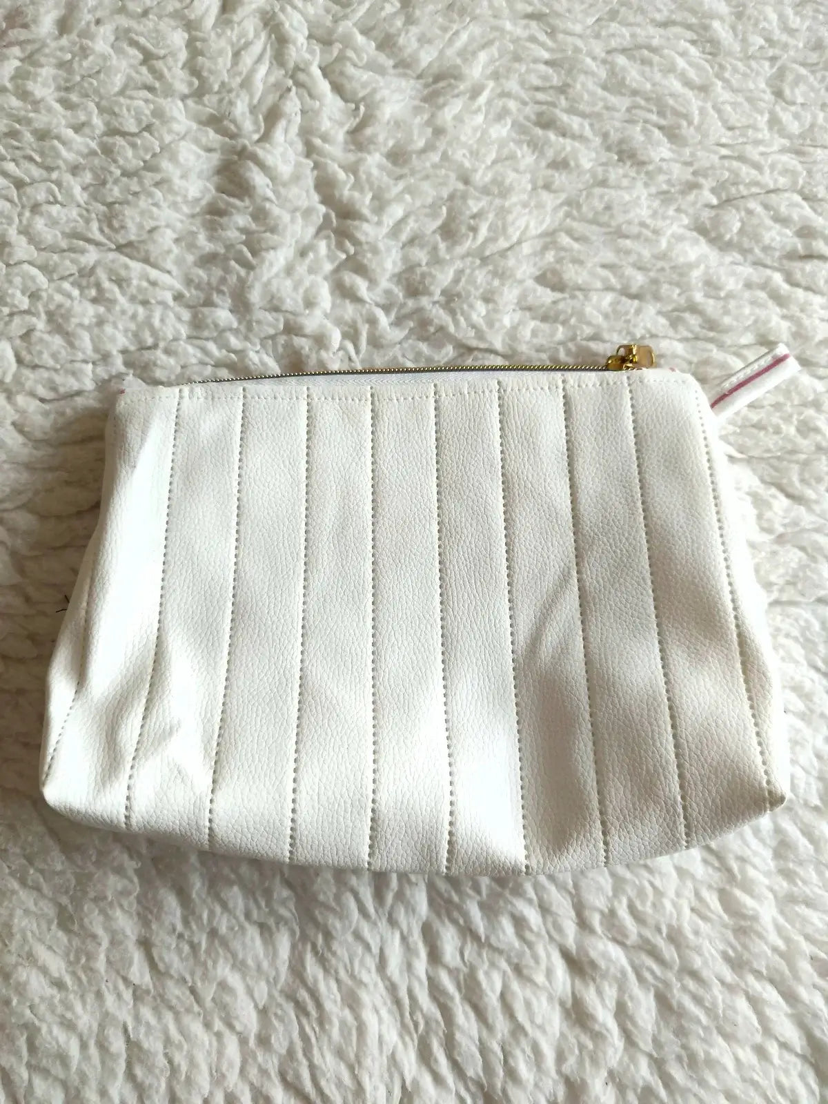 Elegantní Bílá kosmetická taštička z koženky s prošíváním je perfektní pro vaše kosmetické potřeby a osobní drobnosti. Zamilujte se do její jemné elegance!