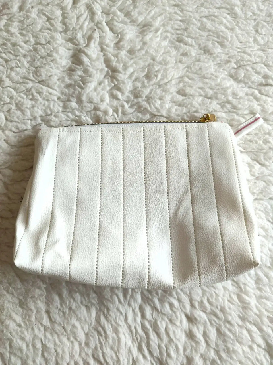 Elegantní Bílá kosmetická taštička z koženky s prošíváním je perfektní pro vaše kosmetické potřeby a osobní drobnosti. Zamilujte se do její jemné elegance!