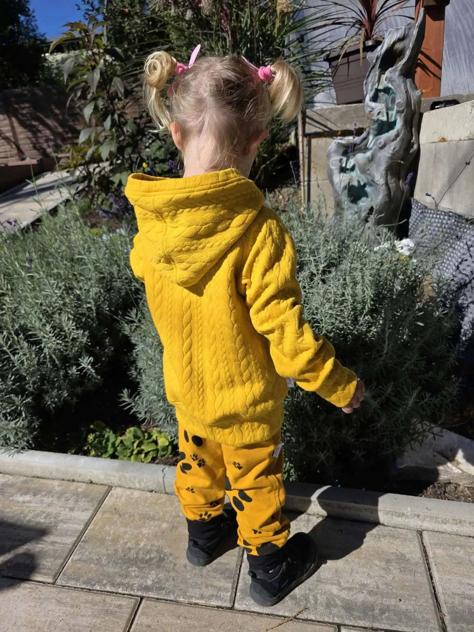 Stylová Dětská hořčicová mikina s kapucí je ideální pro chladné dny. Komfortní a trendy kousek, který vaše dítě ocení!