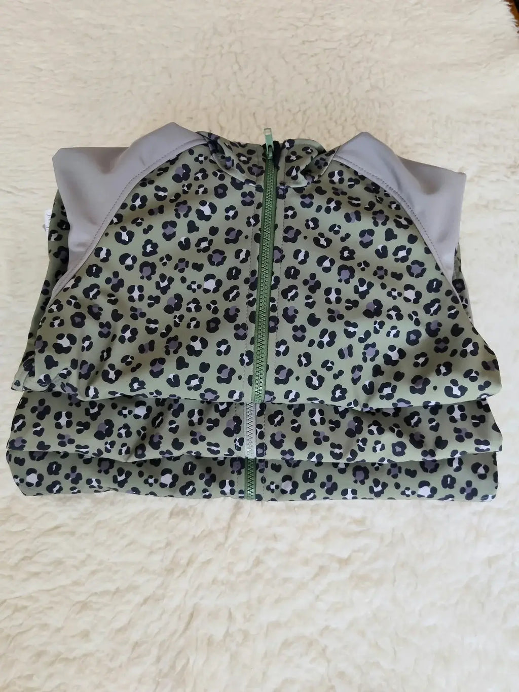 Dětská softshellová bunda s leopardím vzorem nabízí jedinečný design v khaki a šedé. Ideální pro hry venku a každodenní dobrodružství!