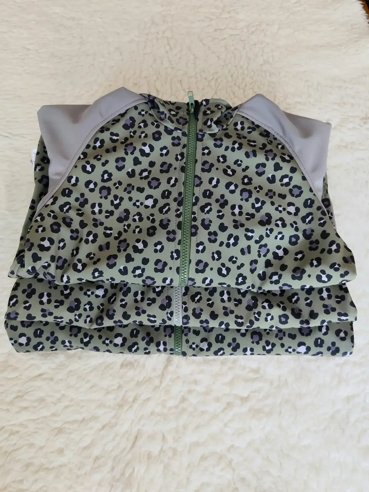 Dětská softshellová bunda s leopardím vzorem nabízí jedinečný design v khaki a šedé. Ideální pro hry venku a každodenní dobrodružství!