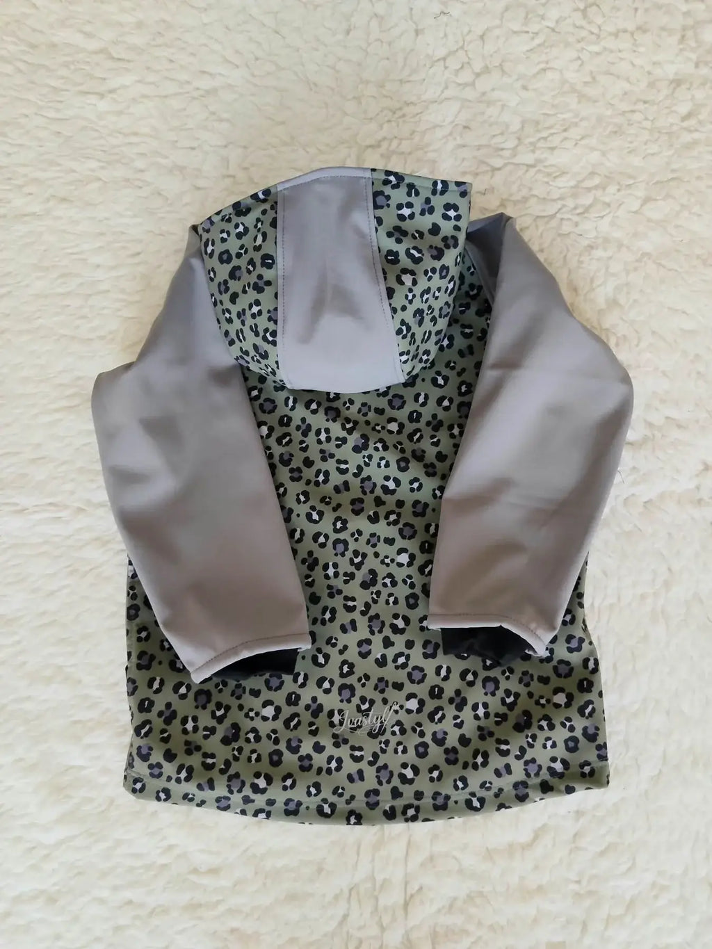 Dětská softshellová bunda s leopardím vzorem nabízí jedinečný design v khaki a šedé. Ideální pro hry venku a každodenní dobrodružství!