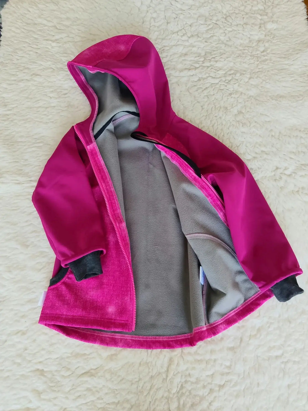 Dětská softshellová bunda v růžovém melíru je ideální pro aktivní malé parádnice. Styl a pohodlí v jednom! Objevte ji nyní!