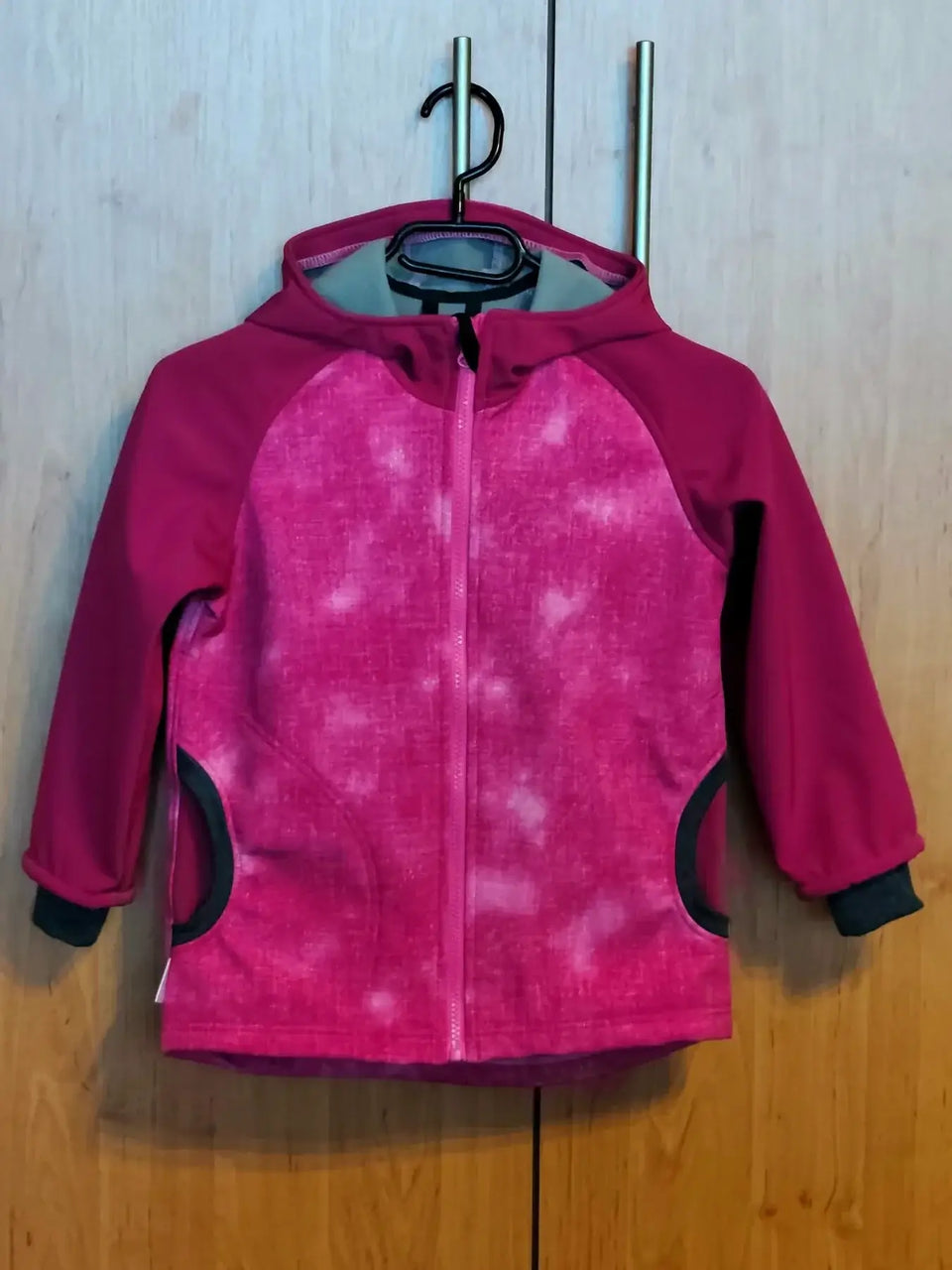 Dětská softshellová bunda v růžovém melíru je ideální pro aktivní malé parádnice. Styl a pohodlí v jednom! Objevte ji nyní!