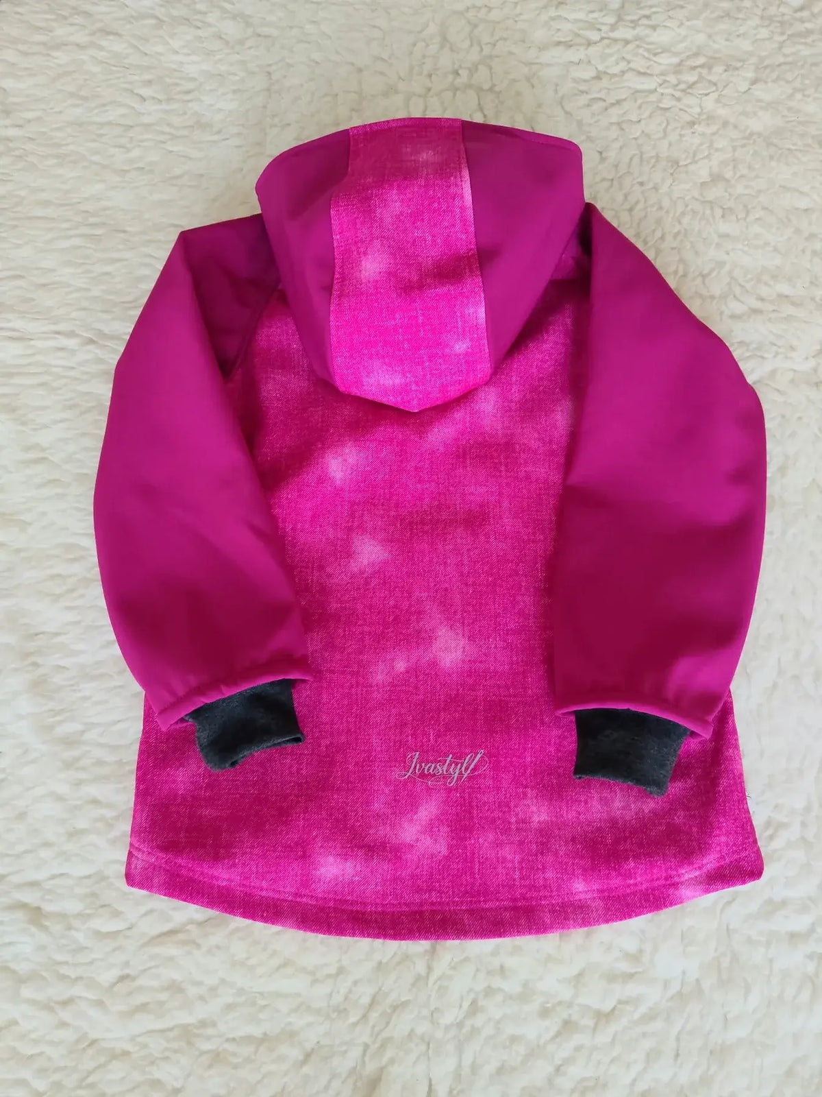 Dětská softshellová bunda v růžovém melíru je ideální pro aktivní malé parádnice. Styl a pohodlí v jednom! Objevte ji nyní!