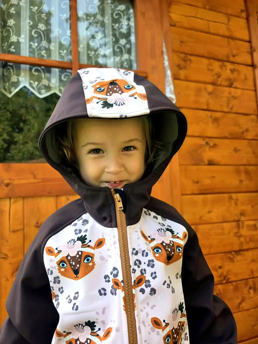 Dětská softshellová bunda se srnečkami v originálním designu, ideální pro malé dobrodružství v přírodě! Zaručená kvalita a styl.