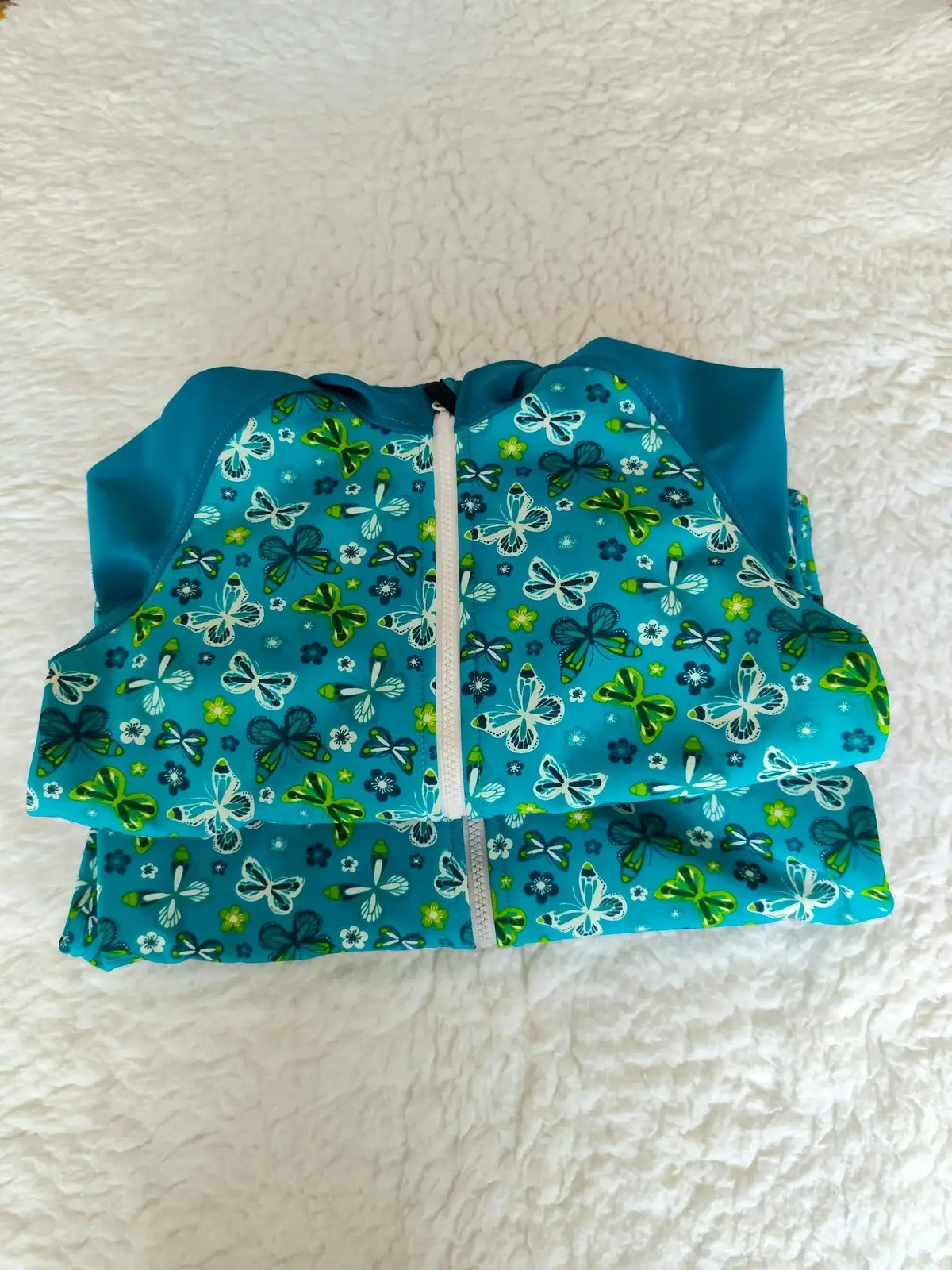 Dětská softshellová bunda s motýlky v tyrkysové barvě přináší barevnost a pohodlí pro každé dobrodružství! 🦋💙