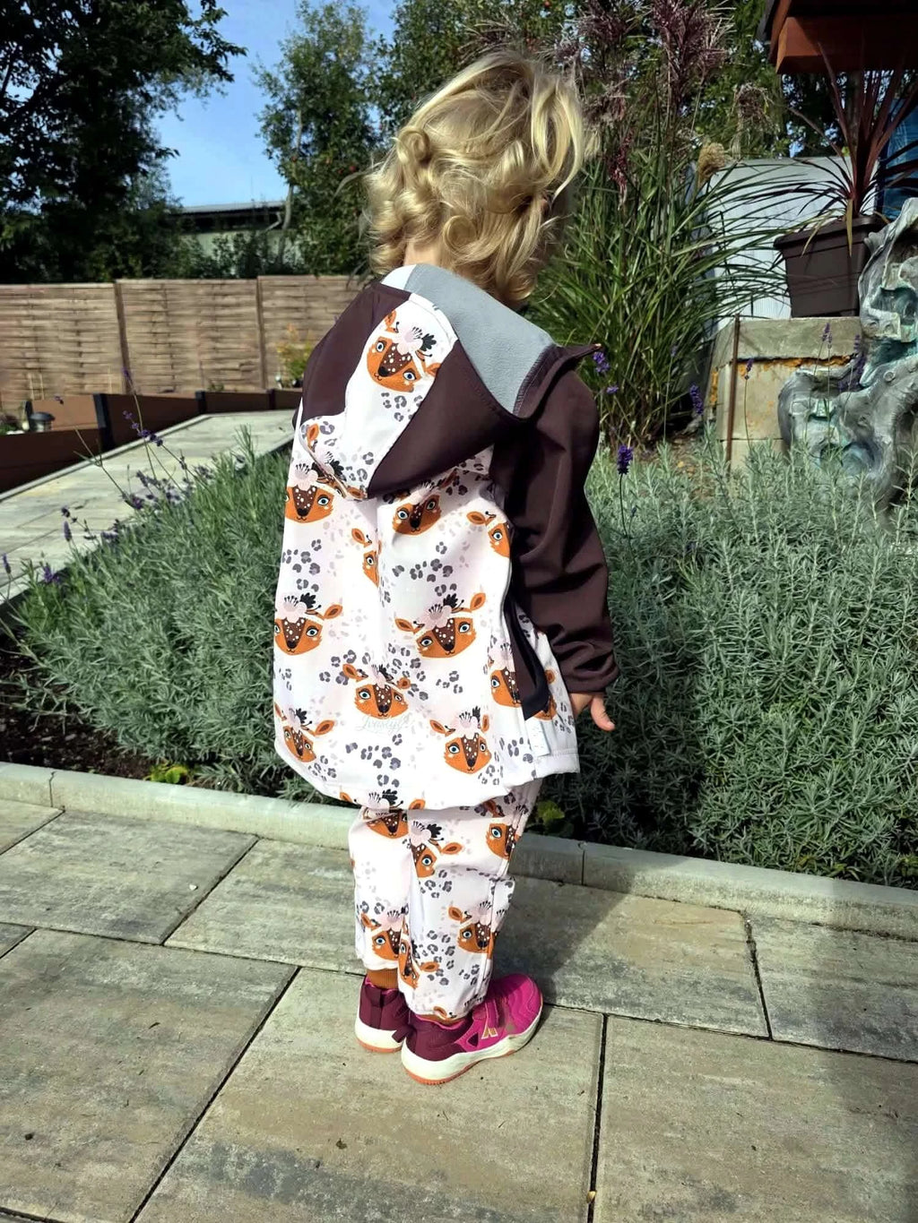 Dětská softshellová bunda se srnečkami v originálním designu, ideální pro malé dobrodružství v přírodě! Zaručená kvalita a styl.