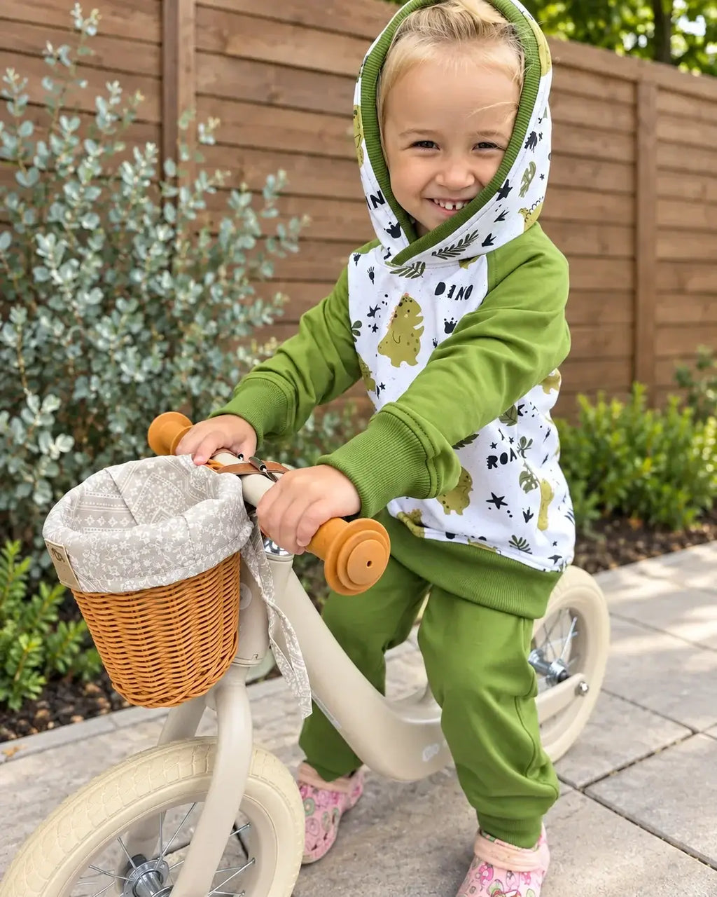 Dětská tepláková souprava s dinosaury v zelenobílé barvě je ideální pro malé objevitele. Pohodlí a styl na každém dobrodružství!
