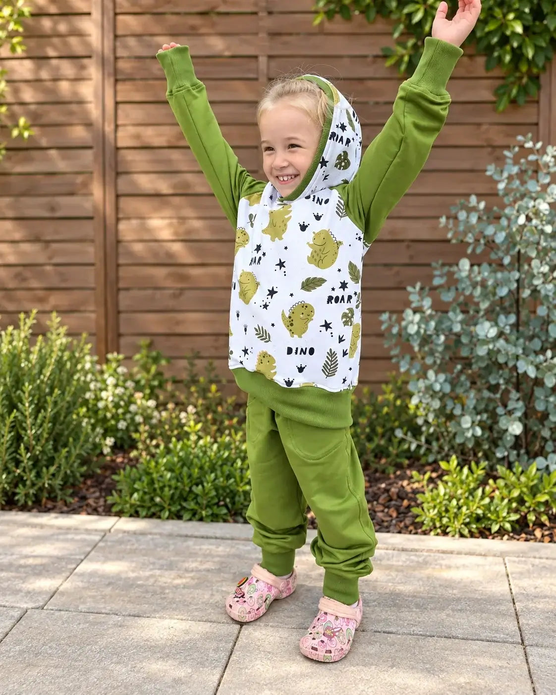 Dětská tepláková souprava s dinosaury v zelenobílé barvě je ideální pro malé objevitele. Pohodlí a styl na každém dobrodružství!
