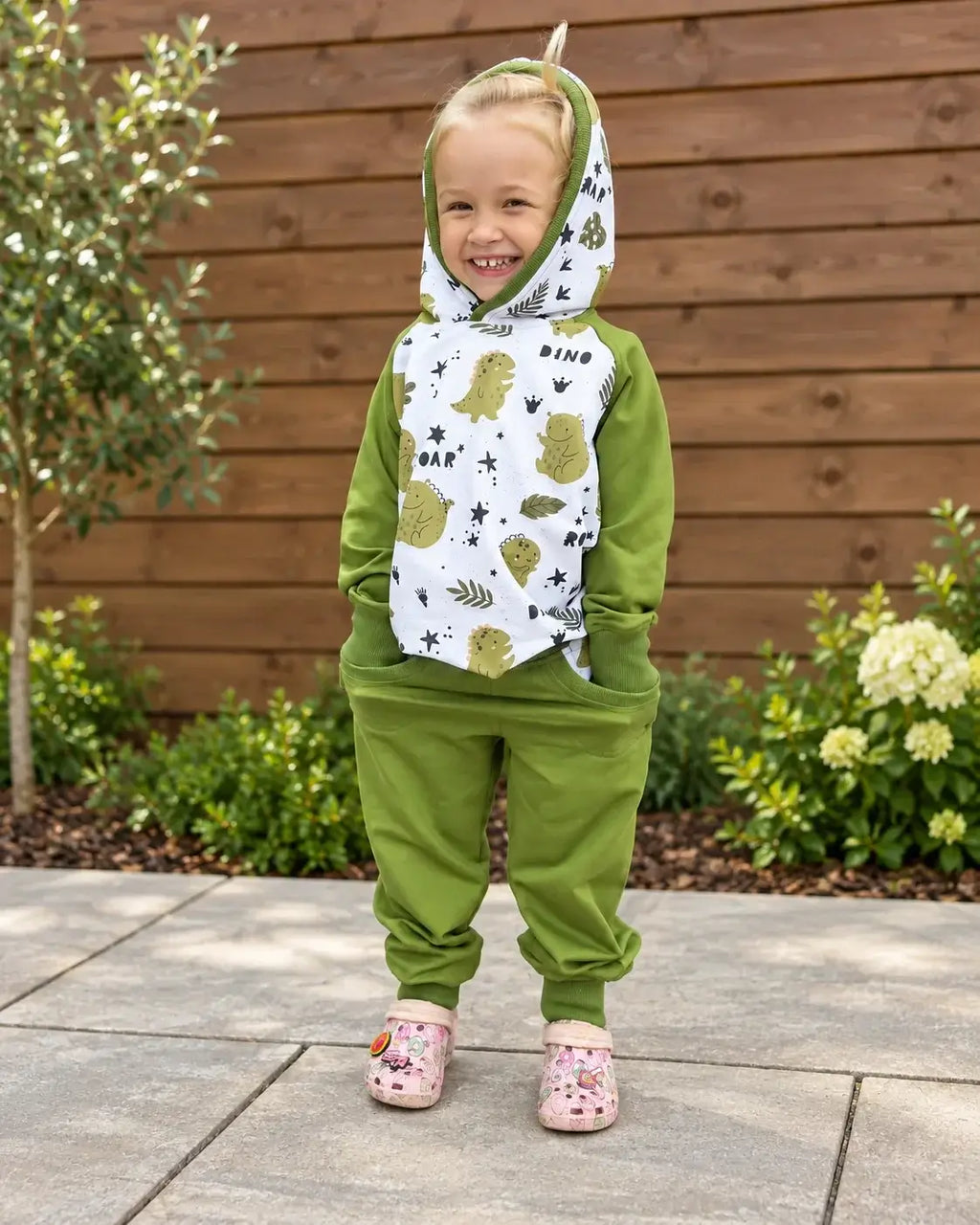 Dětská tepláková souprava s dinosaury v zelenobílé barvě je ideální pro malé objevitele. Pohodlí a styl na každém dobrodružství!