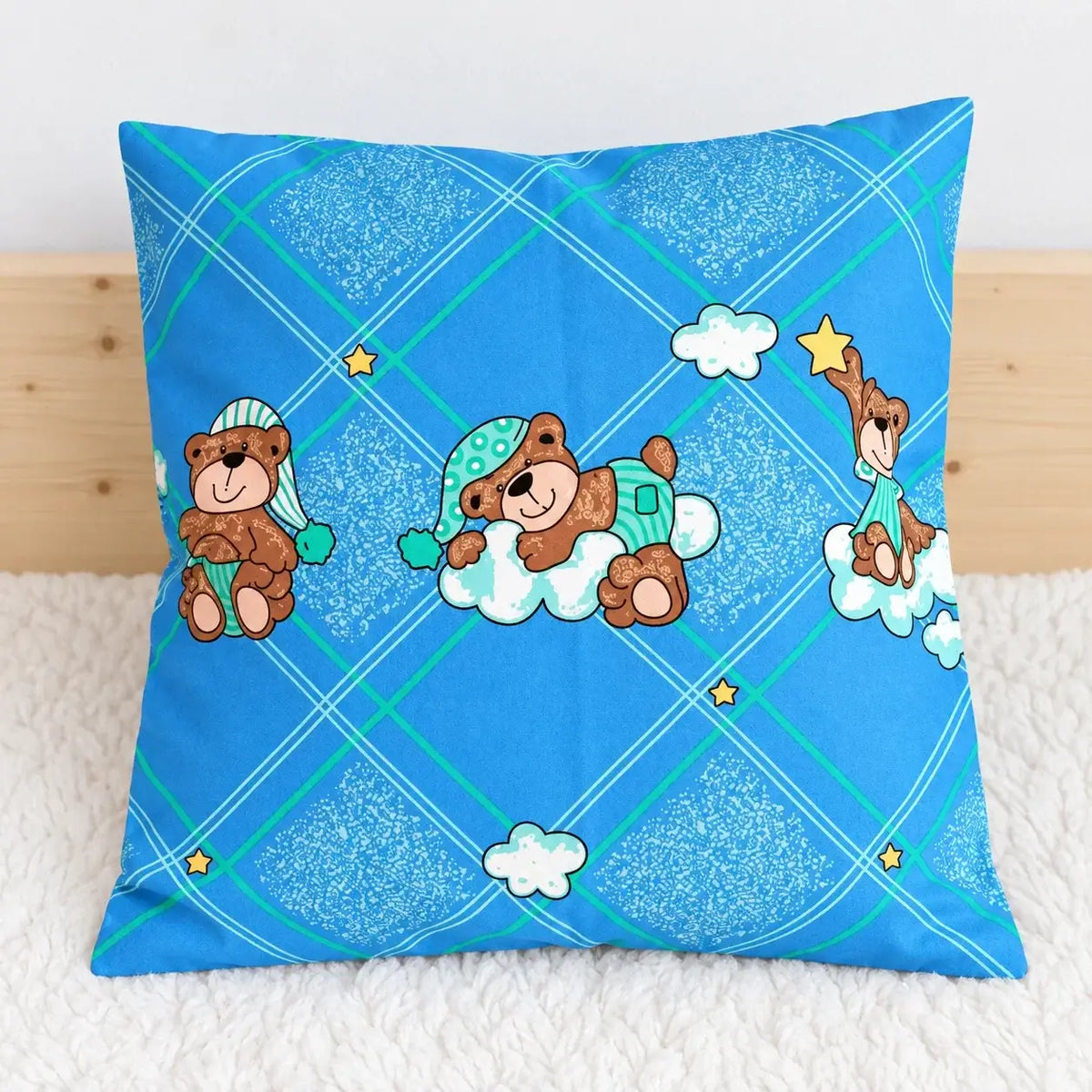 Modrý povlak na polštář s medvídky přináší do dětského pokoje útulnost a pocit pohodlí. Ideální rozměr 40 × 40 cm.