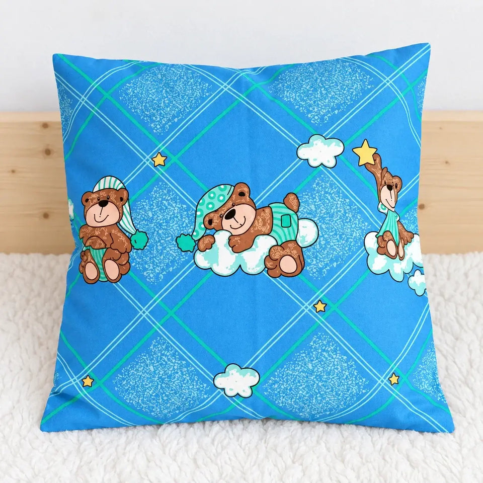 Modrý povlak na polštář s medvídky přináší do dětského pokoje útulnost a pocit pohodlí. Ideální rozměr 40 × 40 cm.