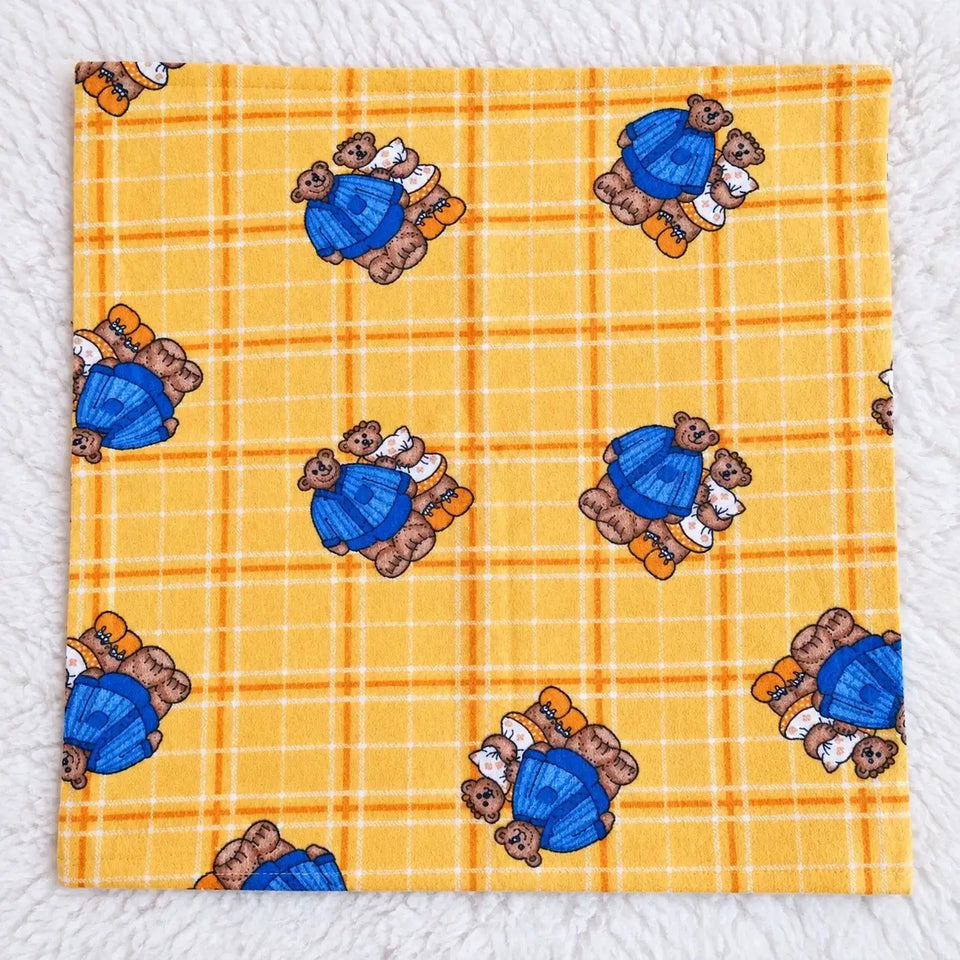 Povlak na polštář – oranžový kostkovaný s medvídky, 40 × 40 cm. Samostatný povlak bez výplně, nyní 45 Kč.